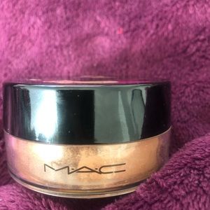 MAC Rare Magically Cool Liquid Powder - Cajun